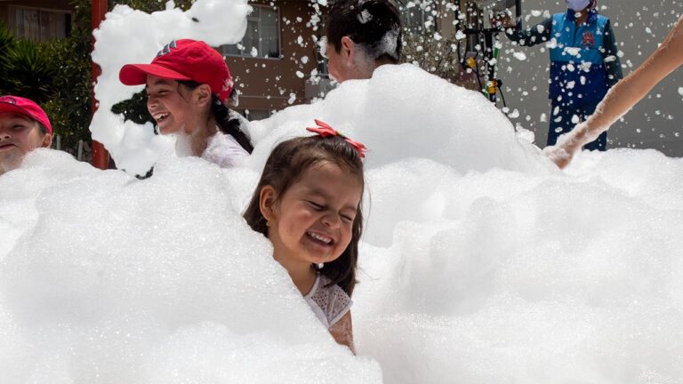 cañon de espuma quito con niña sonriente