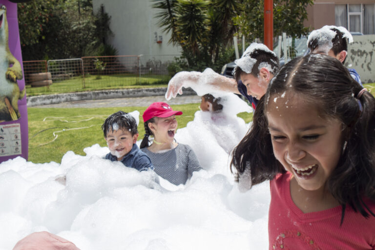 Cañón de espuma con niños felices